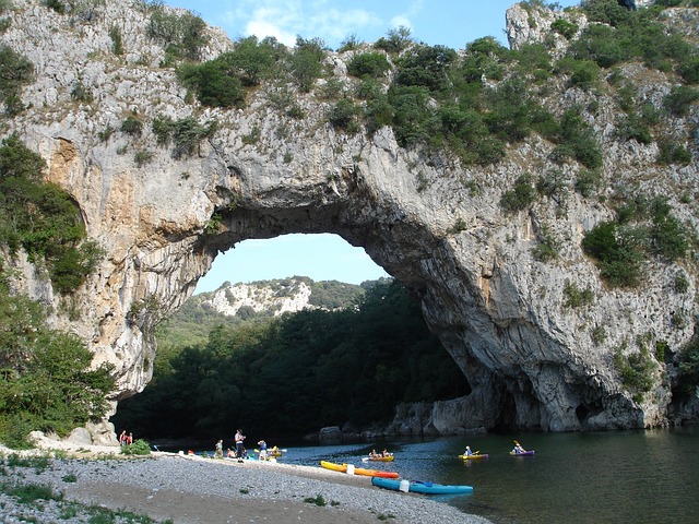 Les options de camping à la frontière de la Drôme et de l'Ardèche, offrant des paysages variés